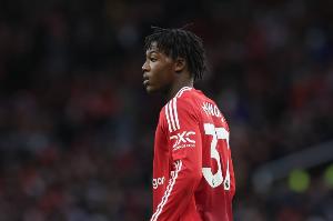 记者：梅努想寻求更多机会，但曼联为防止无人可用不想让其离队