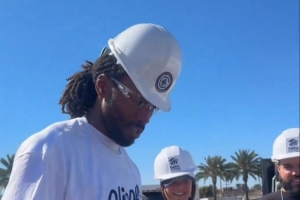 快船全员参加社区活动 小女孩问小卡多身高 后者老实回答：2米01