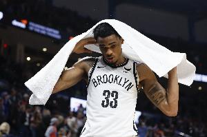 内线这命中率？克拉克斯顿8中2低效拿到4分7板2助1断1帽