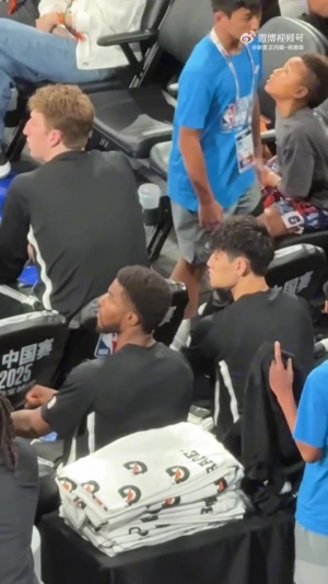 NBA中国赛次战 到了末节小曾还是没机会 现场观众大喊：换曾凡博