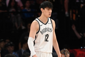 媒体人：球迷在喊小曾名字 但看来目前时间点还不在教练计划内