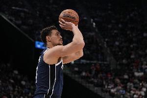 依旧好用！德怀特-鲍威尔4中4高效拿下9分4板1助1断