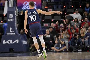 卢：博格丹今日不会出战 但他感觉好多了 今天还进行了投篮训练