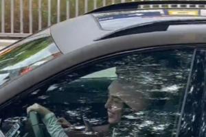 接男友下班🥰亚马尔今日结束训练后，女友开车来体育城接他回家