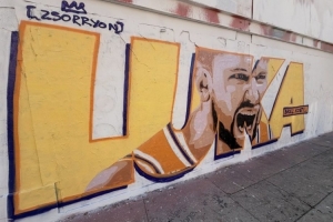 洛杉矶街头艺术家创作东契奇新壁画：卢卡的时代已经到来！