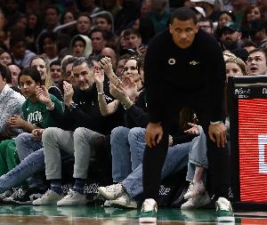 安芬尼-西蒙斯：马祖拉对篮板卡位非常坚定 想让我们都知道如何做