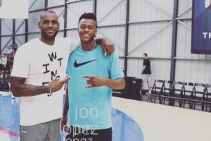 范德比尔特2016年曾晒出和詹姆斯的合照！并配文：詹姆斯和GOAT