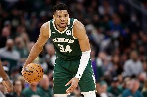 命中20记三分！字母哥：上赛季我们三分就很好 新赛季会做得更好