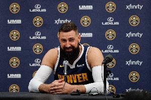 约老师替补真不错！瓦兰半场出战9分钟 4中3拿到6分5板&2前场板