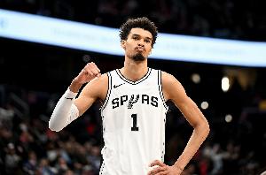 文班25分钟内砍27+11 卡莱尔：很高兴一个赛季里只须碰他两次