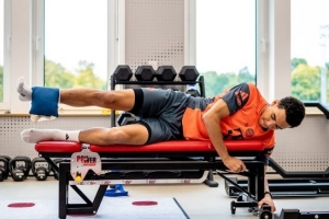 拜仁晒穆西亚拉恢复照片：国际比赛日期间积极参加康复训练