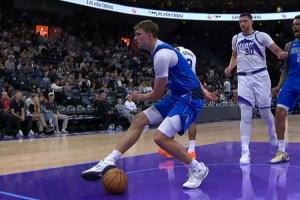 差点受伤！弗拉格跟进接球起飞单臂暴扣 落地后踩到球&好在无碍