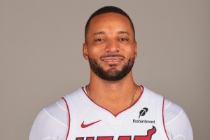 表现欠佳！诺曼-鲍威尔14中4得到17分4板2断另5次失误 正负值-8