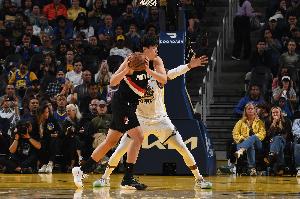 媒体人：杨瀚森几个月就学会小前锋打法？CBA能让他这么打吗