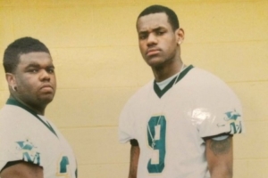 青春年少！詹姆斯转发与高中队友身穿橄榄球队服合照