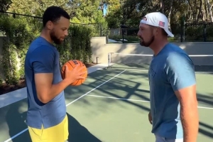 库里单挑职业高尔夫球手迅速胜出 詹姆斯评论：🤣晚安！