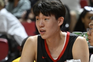 媒体人：在罗威回归之前 杨瀚森基本已占据了第一替补中锋的位置