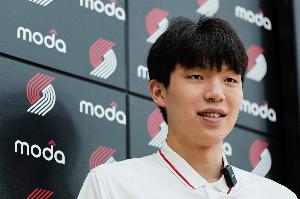 杨瀚森在常规赛面对的困难更多 需不断积累经验 尽快减少防守错误