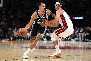 美记：马刺后卫林迪-沃特斯三世将接受眼部激光手术 将缺席揭幕战