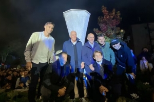 亚特兰大庆祝俱乐部成立118周年，制作欧联杯奖杯的大理石雕像