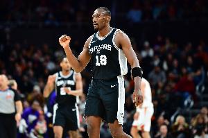 将开启生涯第15季！Scotto：马刺33中锋比永博成功留队