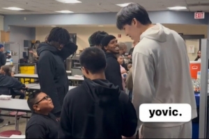 语言隔阂挡不住的热情！小杨现身开拓者社区活动与小球迷亲密互动