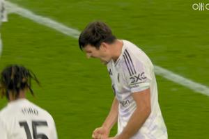 领导力！马奎尔赛后怒吼庆祝，与队友一一拥抱庆祝