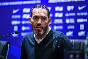 足球报：亚泰主帅苏亚雷斯再吃黄牌，累计两黄无缘下轮客战津门虎