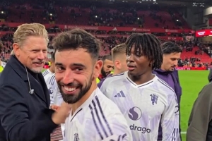 舒梅切尔赛后与拉门斯拥抱，祝贺曼联球员双红会取胜