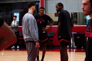 明天客战卫冕冠军雷霆！火箭晒训练照：杜兰特申京贾巴里同框