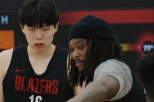 大战在即！开拓者众将首战前最后一练笑容满面 罗威指导杨瀚森