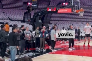 迎常规赛首秀！拓记：杨瀚森进场热身 场边围满了媒体