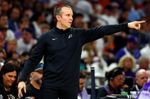 奥特：队员们泼水庆祝我拿到执教生涯首胜 我料到了但是拦不住啊