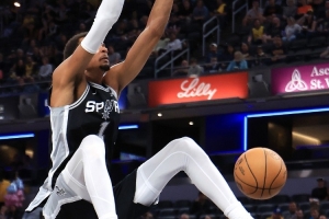 半场21分8板！媒体人：我怀疑文班根本就是在打着玩 还有王法吗