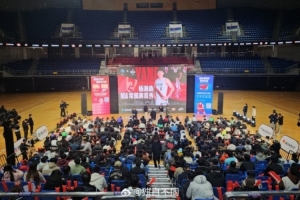 青岛队记：国信体育馆第二现场异常热闹 家里人都在给小杨助威！