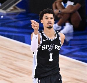 巅峰的你能防文班吗？考辛斯：不可能 他根本没法防