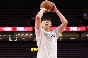 媒体人：杨瀚森错防麦丹是保护他 但对面3分让开拓者被迫打小阵容