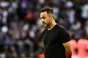 被罚下1人+遭绝杀！德泽尔比怒喷裁判：他不适合执法这种级别比赛