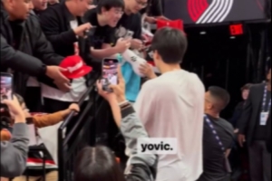 一些中国球迷现场观战杨瀚森首秀 后者暖心送签名啦