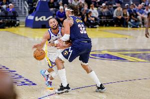 戈登：库里投进一记超难三分将比赛拖入加时 这就是斯蒂芬