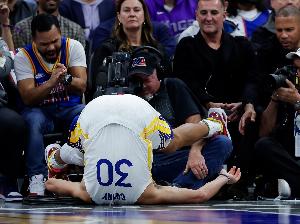 骨子里的浪😂库里快攻2打1背传砸自己脚直接失误……