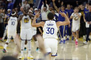 众志成城！库里连砍16分拖入加时 勇士终结阵容加时赛5人都得分！