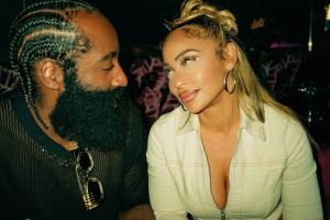 哈登撩妹：跟朋友要电话 早上8点连打5次还开视频 女友称他不会撩