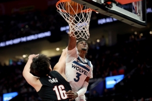 首秀5分钟被隔扣？杨瀚森的美职篮第一课，恰是成长的起点