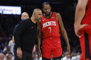 火箭开季0胜2负！火记：半场进攻和空间问题依旧困扰着他们