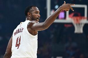 打得可以！小莫布里半场7中4拿到11分4板1助1帽