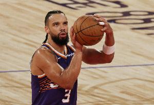 越铁越投！狄龙18投仅6中拿到15分 三分13中3