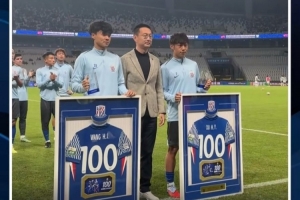 里程碑！申花主场战英博赛前，为汪海健和徐皓阳举办百场仪式