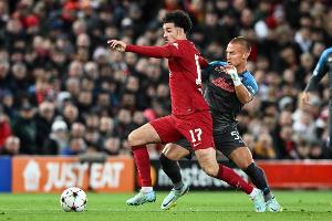 斯洛特：琼斯的伤情等待确认，他要求被换下但能自己走下场