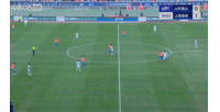 好机会啊！李新翔禁区内晃过李小恒和王大雷，最后一步趟大被解围